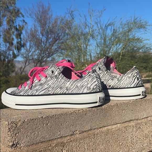 🦓 Glittery Silver Metallic Zebra Striped Converse - Picture 5 of 16
